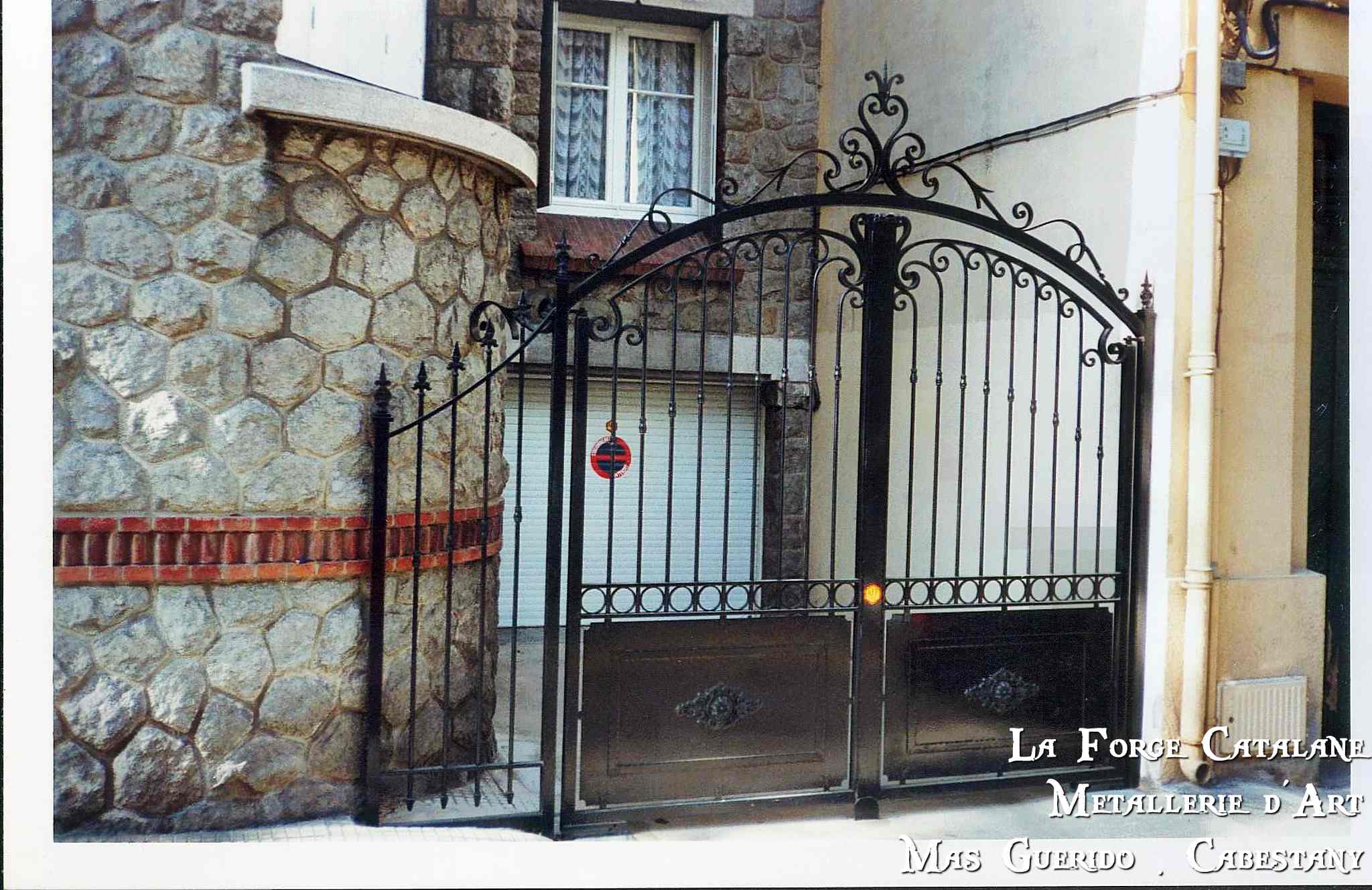 Portail cintre volutes barreaudage vertical 2  forge catalane.jpg